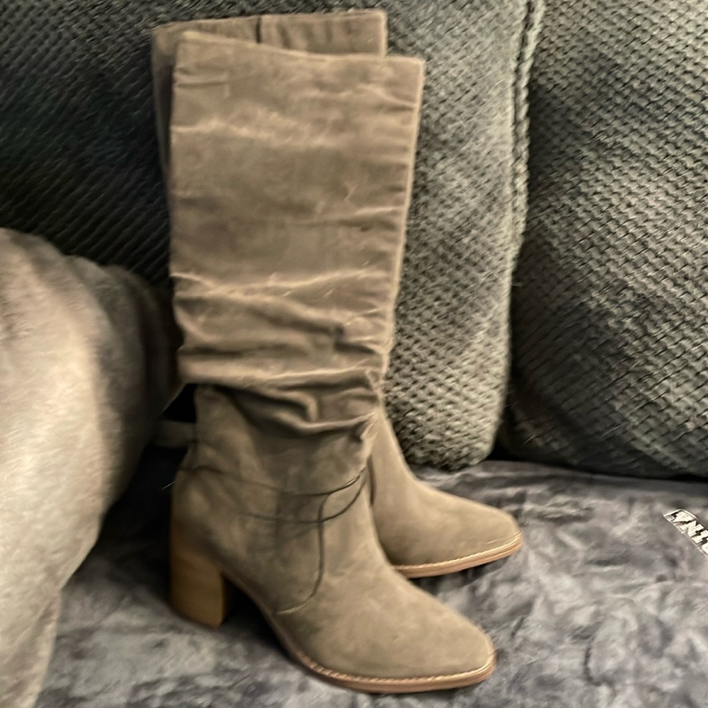 New & Cute! Army green boots. Wmns 10